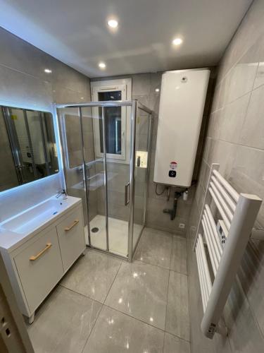 une salle de bain avec douche et lavabo dans l'établissement La perle marseillaise, à Marseille