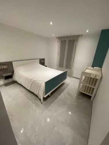 une chambre avec un lit et une table dedans dans l'établissement La perle marseillaise, à Marseille