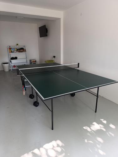 Stolní tenis v ubytování Pure Sky Apartments - with pool nebo okolí