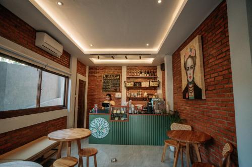 un restaurante con un bar con taburetes enfrente en Puu Pau Hotel & Coffee Shop en Labuan Bajo