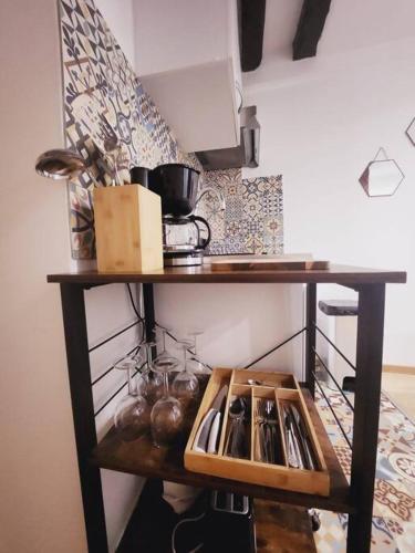 - une cuisine avec un comptoir en bois et des ustensiles dans l'établissement Coqueto Estudio, à Paris