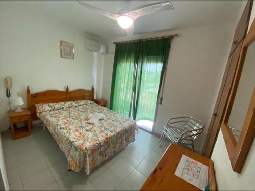 a bedroom with a bed and a window at Hotel El Pescador in Sant Pere Pescador