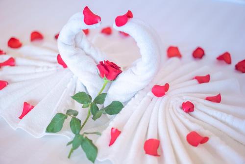 a cake with two white swans and a red rose at Oscar Saigon Hotel in Ho Chi Minh City