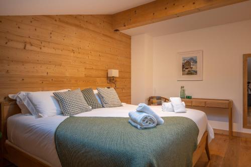 une chambre avec deux lits avec des serviettes dessus dans l'établissement Cairn Harmony - Apartment B209, aux Gets