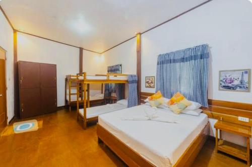 - une chambre avec un lit et des lits superposés dans l'établissement Anaya Inn and Restobar, à Panglao