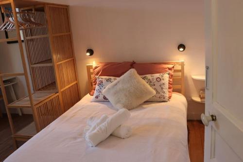 Chez Guillaume joli Studio, RER proche château et direct Paris, Petite Cour ensoleillée