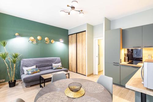 un salon avec un canapé et une table dans l'établissement Taste of Paris near Montmartre Sacre Coeur, à Paris