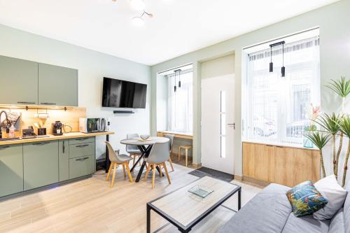 une cuisine et un salon avec un canapé et une table dans l'établissement Taste of Paris near Montmartre Sacre Coeur, à Paris