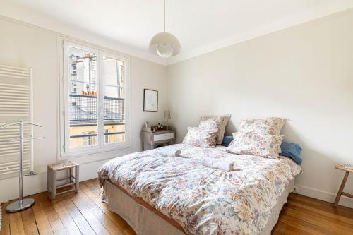 une chambre avec un lit et une fenêtre dans l'établissement GuestReady - Apt. Lumineux pour 2 près du Marais, à Paris