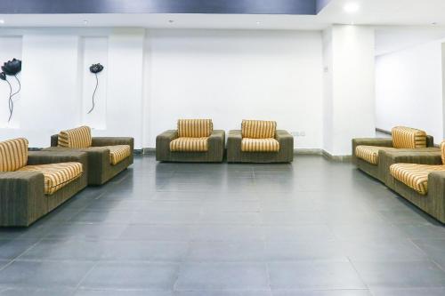 una sala de espera con sofás y sillas en un edificio en Super Collection O Skywalk Hotel, en Chennai