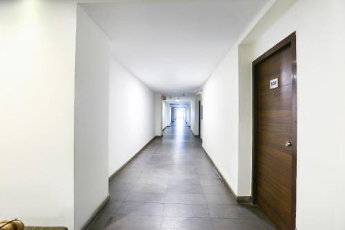 um corredor de um edifício de escritórios com uma porta em Super Collection O Skywalk Hotel em Chennai