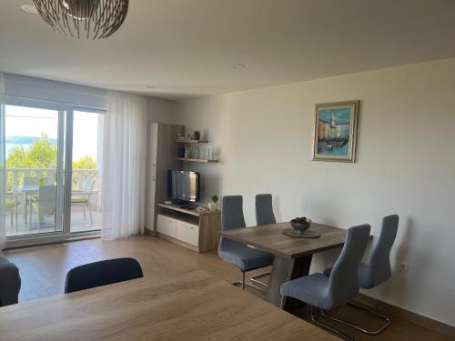 a living room with a dining room table and chairs at Waterfront Apartments - Tucepi in Tučepi
