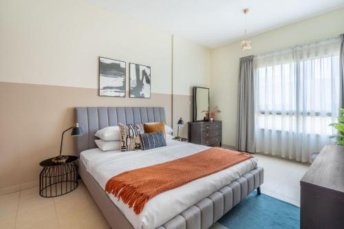 Ένα ή περισσότερα κρεβάτια σε δωμάτιο στο GuestReady Holiday Homes - One Mint Sunset