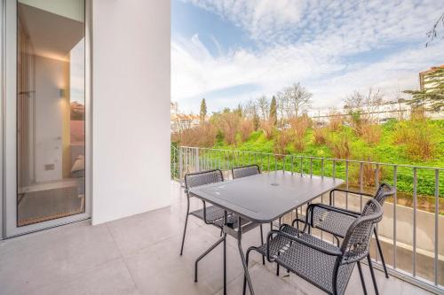 d'une terrasse avec une table et des chaises sur un balcon. dans l'établissement GuestReady - CityHomes Lisbon Delight, à Lisbonne