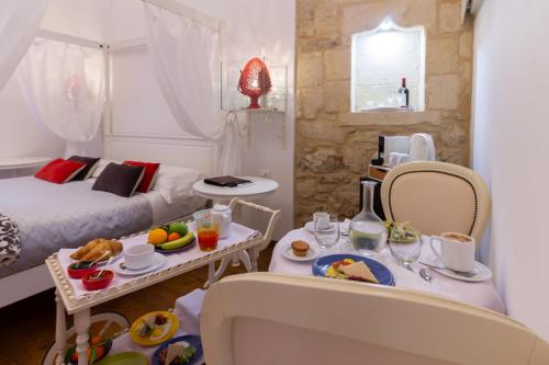 una sala de estar con una mesa con comida. en Le Nicchie luxury rooms, en Lecce