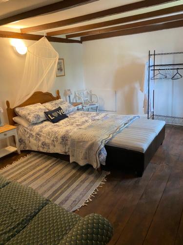 een slaapkamer met een groot bed in een kamer bij Maison L’allee in Lézignac-Durand