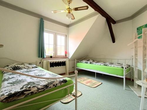 Postel nebo postele na pokoji v ubytování Ruhiges 4 Sterne Exzellenz-Appartement DIANA im Elb-Urstromtal - fast WLAN, good for long-terms
