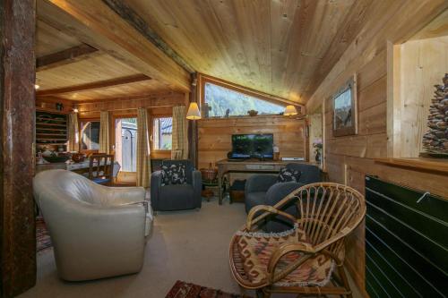 a living room with a couch and chairs in a cabin at Chalet Du Croz 1er - Happy Rentals in Chamonix