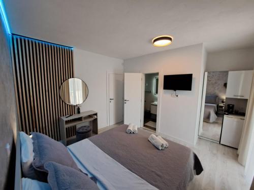 um quarto com uma cama com duas toalhas em Paulina Harmony Rooms em Seget Vranjica