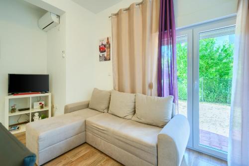 Cozy New Apartments with Private Pool Podstrana