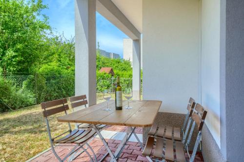 Cozy New Apartments with Private Pool Podstrana
