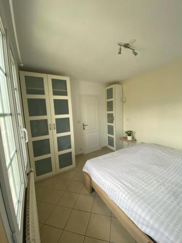 une chambre avec un lit et une fenêtre dans l'établissement L'Oasis, au Mans