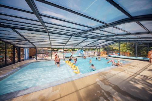 un groupe de personnes dans une piscine dans l'établissement les pins de la coubre, aux Mathes