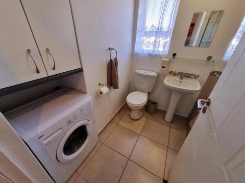 Ένα μπάνιο στο Two bedroom on Trotter