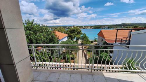 een balkon met uitzicht op een meer bij Ceratonia Apartments in Lovište