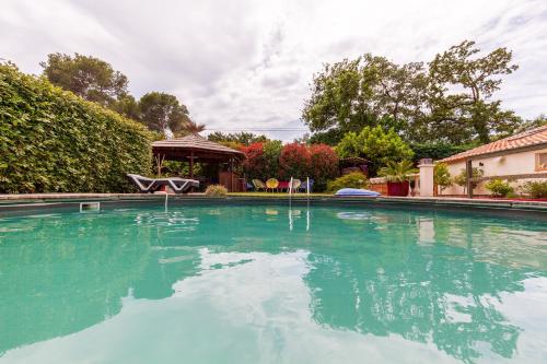 une grande piscine avec un kiosque dans l'établissement Pleine nature, à Six-Fours-les-Plages