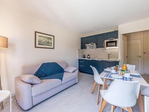 un salon avec un canapé, une table et des chaises dans l'établissement Apartment Caesar Domus-1 by Interhome, à Saint-Tropez