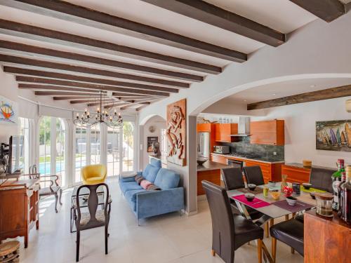 Il comprend une cuisine et un salon doté d'un canapé bleu. dans l'établissement Holiday Home Villa Bindouletto by Interhome, à Sainte-Maxime