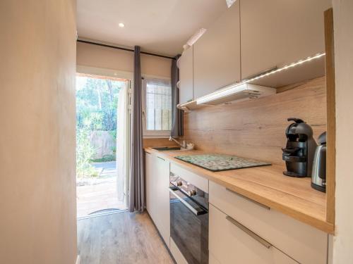 une cuisine avec un comptoir et une fenêtre dans l'établissement Apartment Les Mas du Sud by Interhome, à La Croix-Valmer