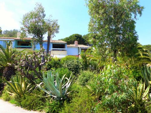 un jardin en face d'une maison ornée de plantes dans l'établissement Apartment Les Mas du Sud by Interhome, à La Croix-Valmer