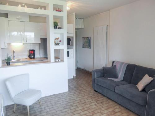 un salon avec un canapé et une cuisine dans l'établissement Apartment Les Catalanes du Golf-11 by Interhome, à Saint-Cyprien