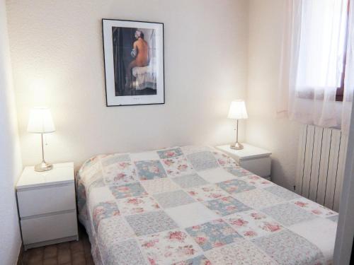 - une chambre avec un lit, 2 tables de chevet et 2 lampes dans l'établissement Apartment Les Catalanes du Golf-11 by Interhome, à Saint-Cyprien