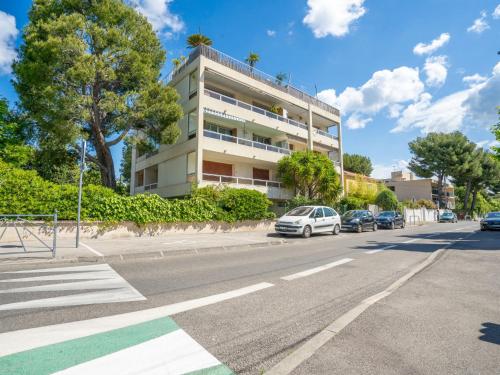 une rue avec des voitures garées devant un bâtiment dans l'établissement Apartment Le Paradou by Interhome, à La Ciotat