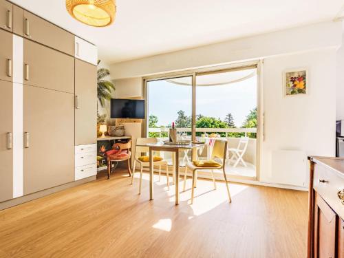 une cuisine et une salle à manger avec une table et des chaises dans l'établissement Studio Super Privé by Interhome, à Biarritz