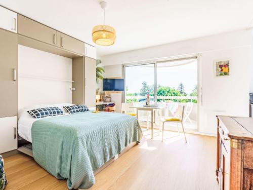 une chambre avec un lit et une cuisine avec une table dans l'établissement Studio Super Privé by Interhome, à Biarritz