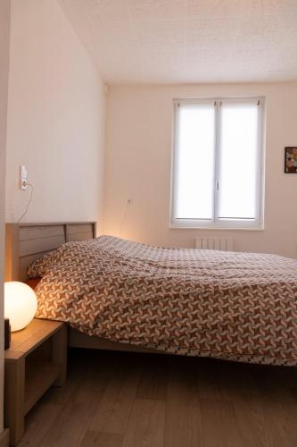 une chambre avec un lit et une fenêtre dans l'établissement Les Cerisiers RdC Lumineux, Jardin, Terrasse, à Baisieux