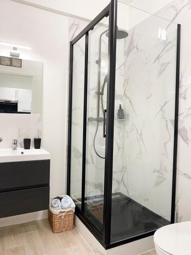 une salle de bain avec une douche, des toilettes et un lavabo dans l'établissement Les Cerisiers RdC Lumineux, Jardin, Terrasse, à Baisieux