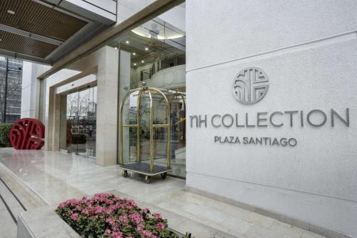 um edifício com entrada para a praça de recolha mti santos em NH Collection Plaza Santiago em Santiago