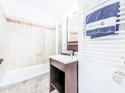 une salle de bain avec un lavabo et une baignoire dans l'établissement Apartment Caesar Domus-4 by Interhome, à Saint-Tropez