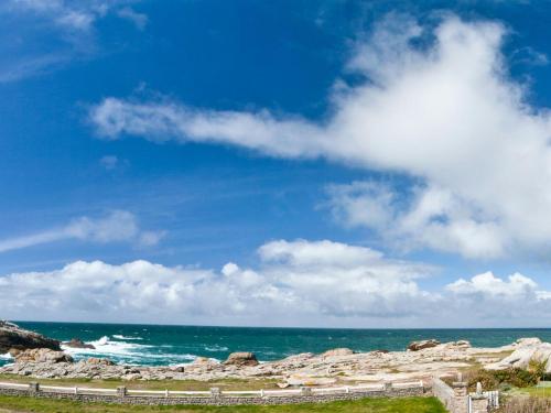une vue sur l'océan depuis la plage dans l'établissement Holiday Home Le Ménez by Interhome, à Penmarcʼh