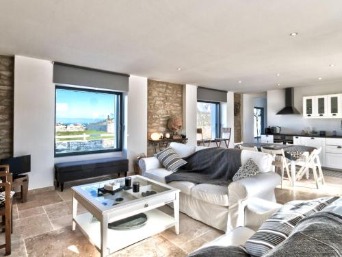 un salon avec un canapé et une table dans l'établissement Holiday Home Le Ménez by Interhome, à Penmarcʼh