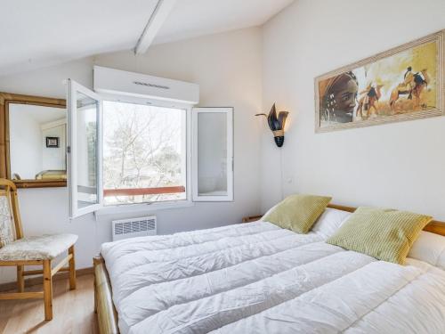 une chambre avec un grand lit et une fenêtre dans l'établissement Apartment Les écureuils by Interhome, à Capbreton