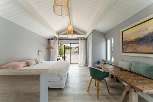 ein Schlafzimmer mit einem Bett und einem Holztisch in der Unterkunft Le Cabanon de Modène in Modène