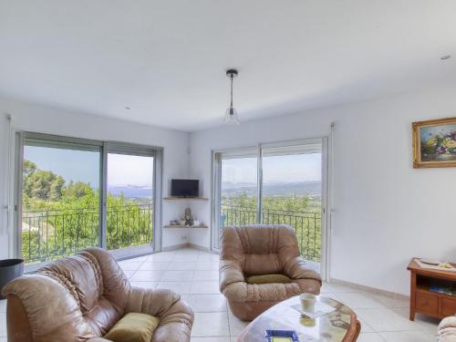 un salon avec deux chaises et une table dans l'établissement Holiday Home La Campagne by Interhome, à Laouque