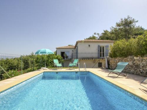 une piscine avec deux chaises et une maison dans l'établissement Holiday Home La Campagne by Interhome, à Laouque