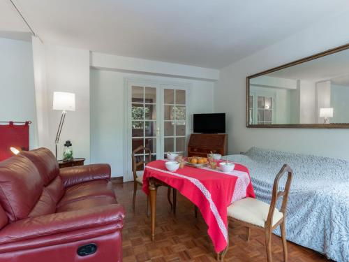 sala de estar con sofá y mesa en Apartment Le Richelieu by Interhome, en San Juan de Luz